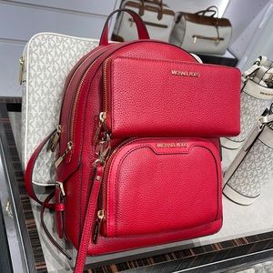 Michael Kors Jaycee Md Backpack
Chili & JST Travel CONTINENTAL Wallet-wristlet
